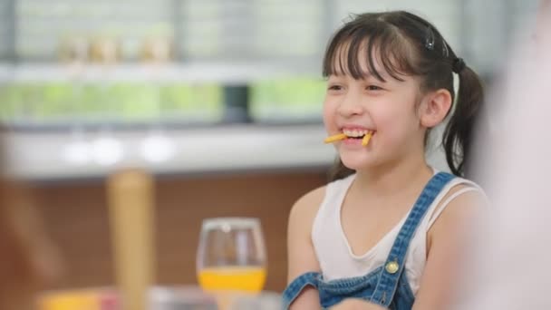 Crianças Riem Mesa Jantar Divertem Durante Almoço Casa Tempo Família — Vídeo de Stock