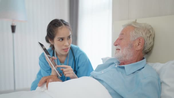 Sestřička Ukazující Lékařskou Zprávu Staršímu Muži Digitálním Tabletu Posteli Nemocnici — Stock video