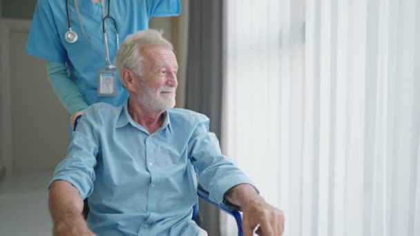 Homem Idoso Sentado Uma Cadeira Rodas Hospital Saudável Conceito Médico — Vídeo de Stock