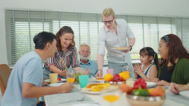 Reunião Familiar Feliz Várias Gerações Torno Mesa Jantar Divertindo Durante — Vídeo de Stock