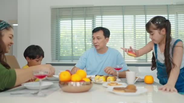 Keluarga Asia Yang Bahagia Sarapan Bersama Meja Dapur Rumah — Stok Video