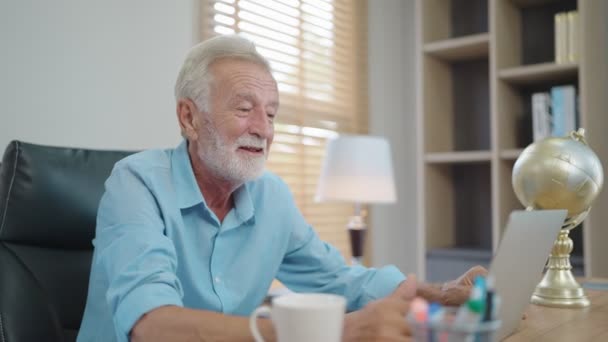 Šťastný Starý Důchodce Usměvavý Při Rozhovoru Webkamerou Aby Vzdálené Video — Stock video