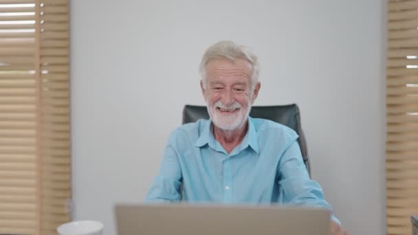 Evde Dizüstü Bilgisayarla Çalışırken Gülümseyen Yaşlı Mutlu Beyaz Adamı — Stok video