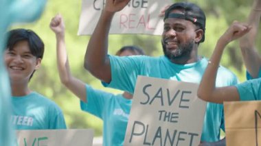 Farklı kültür ve ırktan gönüllü bir grup insan iklim değişikliği, küresel ısınma ve çevre için savaşıyor. Çevre felaketleriyle ilgili afişler taşıyorlar. Küresel ısınma kavramı