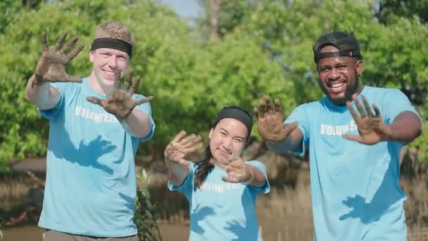 Grupo Voluntários Mostrando Mãos Sujas Sinal Lama Sorrindo Olhar Para — Vídeo de Stock