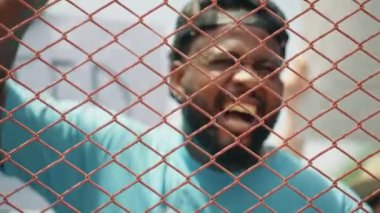 Siyahi Afrikalı göstericiler adalet ve eşit haklar için çelik kafesle protesto ediyor. Siyahi yaşamlar ırkçılığı ve eşitlik için mücadele eden eylemci hareketi protesto ediyor.