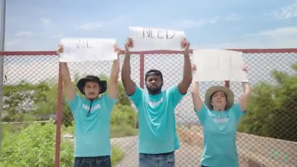 Группа Волонтеров Лозунгом Нам Нужны Перемены Протестует Против Загрязнения Окружающей — стоковое видео