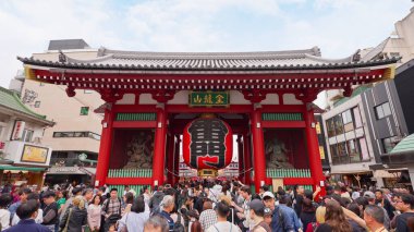 Tokyo, Japonya - 07 Ekim 2023: Senso-Ji Tapınağı, Tokyo 'nun Taito bölgesinde bulunan bir Budist tapınağıdır. Tokyo 'daki en eski ve en önemli tapınaklardan biridir.