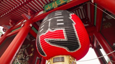 Tokyo, Japonya, 07 Ekim 2023: Asakusa, Taito Bölgesi, Tokyo, Japonya 'daki Senso-ji tapınağının Kaminarimon kapısı. Bu kapı turistler arasında çok popülerdir. Tokyo 'daki en ünlü tapınak.