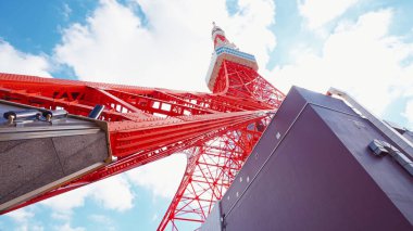 Tokyo, Japonya, 07 Ekim 2023 Tokyo Kulesi, Japonya 'nın Minato Ward şehrinde bulunan büyük bir iletişim kulesidir. Tokyo 'nun en önemli turistik yerlerinden biri. Tokyo Kulesi ve güzel gökyüzü