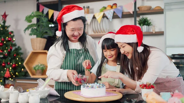 Happy Grandmother Mother Little Daughter Decorated Cake Together Christmas Eve — Stock Photo, Image