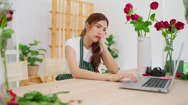 Tired Exhausted Young Asian Woman Florist Fatigued Unmotivated Business Flower — Stock Photo, Image