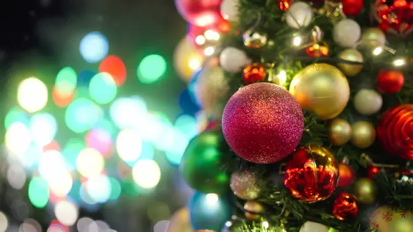 Διακοσμημένο Χριστουγεννιάτικο Δέντρο Μπάλες Και Φώτα Φωτεινά Εορταστικά Φώτα Χριστουγεννιάτικο — Φωτογραφία Αρχείου