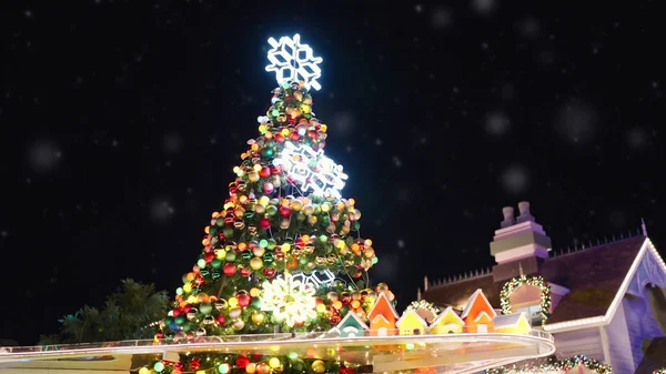 Dekorerad Julgran Med Bollar Och Ljus Utomhus Natten Julafton Jul — Stockfoto