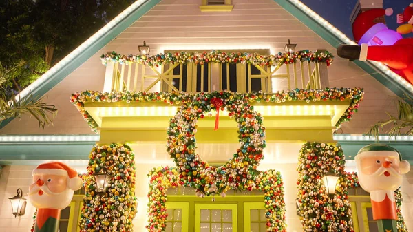 クリスマスに飾られた美しい家 家のクリスマスライトと雪 デコレーションされた クリスマスのお祝い お祝い クリスマス — ストック写真