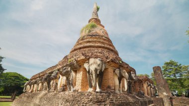 Wat Chang Lom şehir duvarları içinde eski bir site. Si Satchanalai Tarih Parkı, Si Satchanalai Bölgesi, Sukhothai ili, Tayland. Eski yerler, Sukhothai, Tayland 'da turistik yerler.