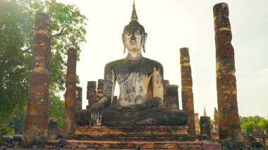 Wat Mahatat tapınağı, Sukhothai tarihi parkı, Sukhothai, Tayland. Tayland 'daki Sukhothai tarihi parkındaki Wat Mahathat tapınağında antik Buda heykeli. UNESCO Dünya Mirası