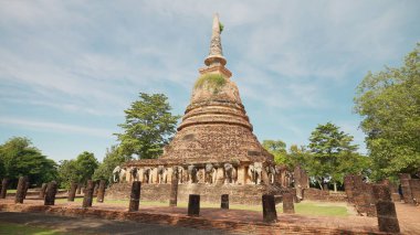 Wat Chang Lom şehir duvarları içinde eski bir site. Si Satchanalai Tarih Parkı, Si Satchanalai Bölgesi, Sukhothai ili, Tayland. Eski yerler, Sukhothai, Tayland 'da turistik yerler.