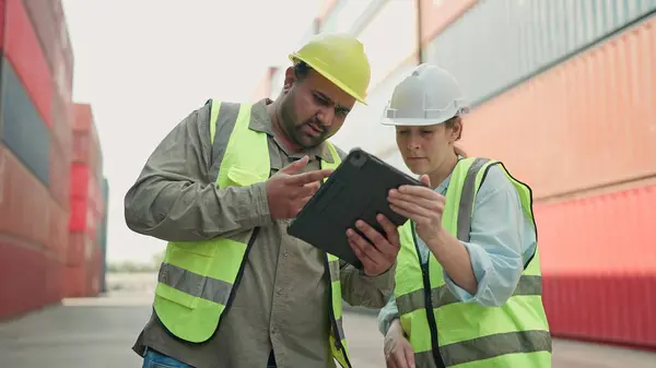Doi Muncitori Industriali Din Hardhats Folosind Tableta Care Lucrează Împreună — Fotografie, imagine de stoc