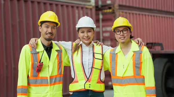 Bir Grup Asyalı Mühendis Işçi Güvenlik Yelekleri Giyiyorlar Kaskları Kolları — Stok fotoğraf