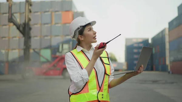 Mujer Ingeniera Asiática Uniforme Seguridad Hablando Walkie Talkie Woking Ordenador — Foto de Stock