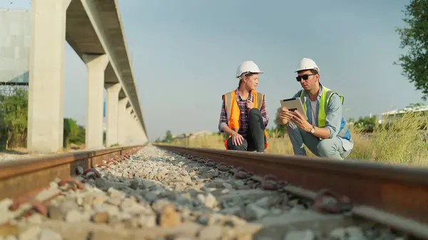Doi Ingineri Uniformă Siguranță Cască Folosind Discuții Tablete Inspecții Construcții — Fotografie, imagine de stoc