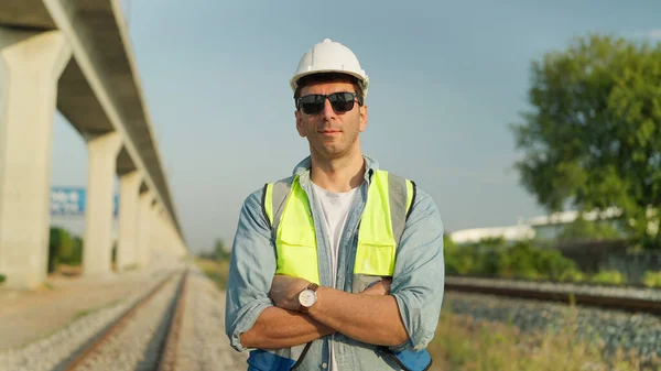 Güvenlik Üniforması Giymiş Yakışıklı Mühendis Mimar Demiryolunda Kollarını Kavuşturmuş Kameraya — Stok fotoğraf