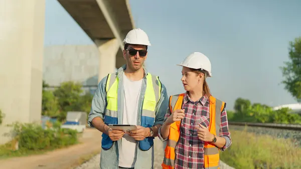 Dva Inženýři Bezpečnostní Uniformě Helmě Pomocí Tabletu Diskuse Kontroly Stavební — Stock fotografie