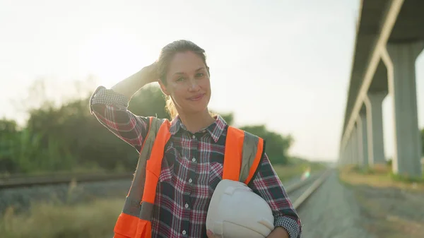 Güvenlik Üniformalı Miğferli Güzel Mühendis Kadın Demiryolunda Durup Gülümsüyor Kameraya — Stok fotoğraf