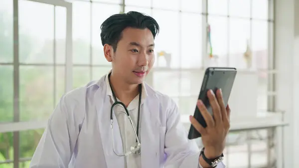 Νεαρός Ασιάτης Γιατρός Που Έχει Εικονικό Βίντεο Κλήση Απευθείας Σύνδεση Φωτογραφία Αρχείου