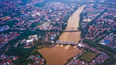 Tangerang şehri ve Cisadane nehri havadan görünüyor.