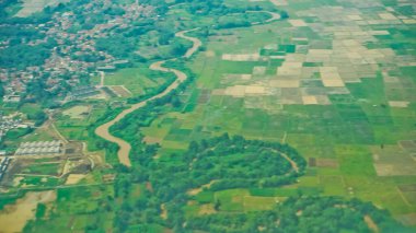 Yerleşim alanlarının, pirinç tarlalarının ve nehirlerin gökyüzünden görünüşü, Jakarta Körfezi, Endonezya