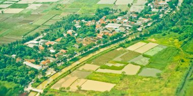 Yerleşim alanlarının, pirinç tarlalarının ve nehirlerin gökyüzünden görünüşü, Jakarta Körfezi, Endonezya