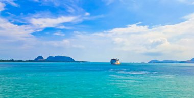 Güzel bir veri gemisi manzarası. Arkaplan adaları, berrak gökyüzü, lamba, Endonezya.