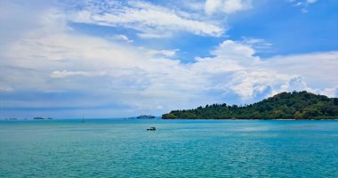 Arkasında açık bir gökyüzü olan adanın güzel manzarası, Lampung, Endonezya