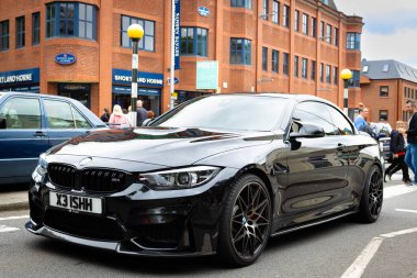 Coventry, İngiltere - 1 Haziran 2024: Motofest 2024 'te Siyah BMW Araba