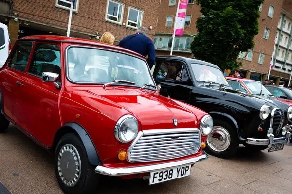 Coventry, İngiltere - 1 Haziran 2024: Motofest 2024 'te Vintage Mini Cooper Arabaları