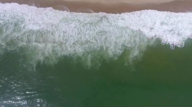 Sahildeki Okyanus Dalgaları Üzerine İHA Perspektifi