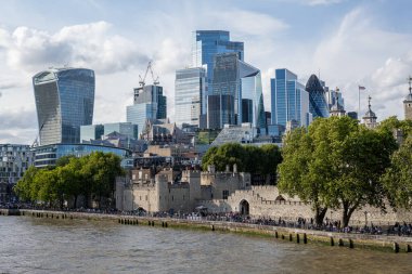 Londra 'da Thames Nehri ve arka planda gökdelenler..