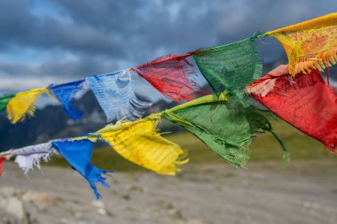 Bir Tibet dua bayrağı, Himalayalar 'ın yüksek tepelerinde ve patikalarında sıklıkla bulunan renkli dikdörtgen bir kumaştır..