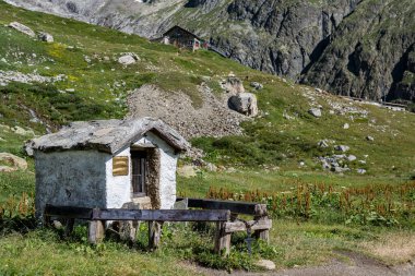 Aosta Vadisi 'ndeki küçük İtalyan şapeli, Alpler..