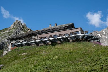 Aosta Vadisi, İtalya - 08 Ağustos 2024: Elisabetta Barınağı ve restoran terası.