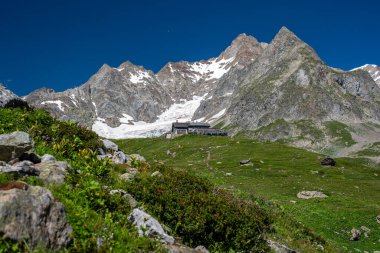 İtalyan Alpleri 'ndeki dağ kulübesi, Aosta Vadisi.. 