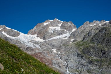 İtalyan Alplerindeki Aosta Vadisi 'nden Aiguille des Glaciers zirvesinin manzarası.