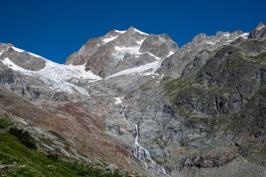 Aiguille des Glaciers, İtalya 'daki Aosta Vadisi' nin manzarası.. 