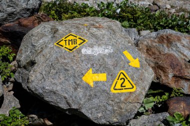 Aosta Vadisi, İtalya 'da bir kayanın üzerine boyanmış Mont Blanc Tur işareti.. 