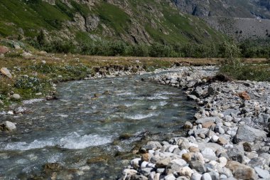 İtalyan Alplerindeki Aosta Vadisi 'ndeki dağ deresi.. 