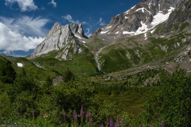 Piramitler Calcaires, Val Veni 'nin dibine yerleştirilen ve 2726 m (N zirvesi 2689 m) ve 2689 m (S zirvesi) uzunluğundaki ikiz zirve..