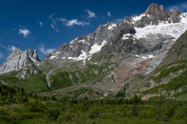 Piramitler Calcaires (solda) ve Aiguille des Glaciers zirvesi (sağda), İtalyan Alpleri 'ndeki Aosta Vadisi manzarası. 