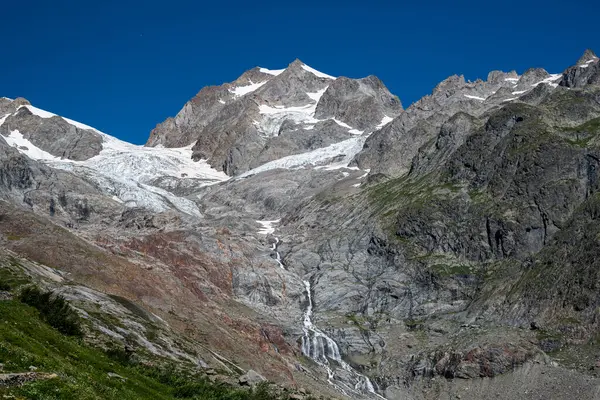 Aiguille des Glaciers, İtalya 'daki Aosta Vadisi' nin manzarası.. 
